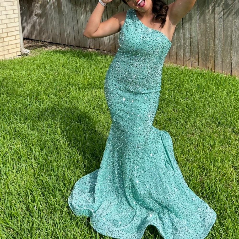 Elegant One-Shoulder Green Gown